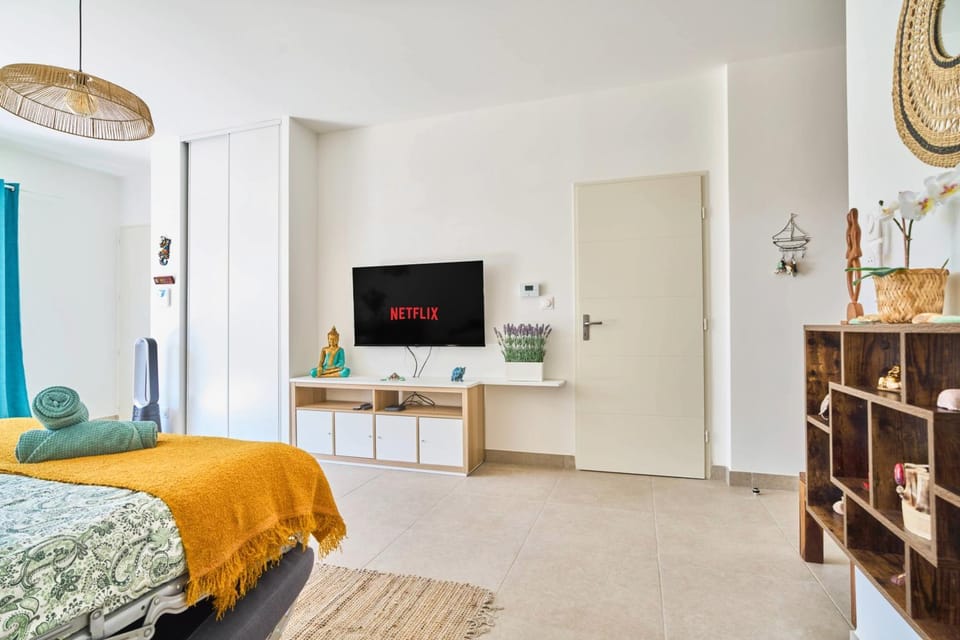 TV and multimedia, Living room, Decorative detail, Seating area, Family, internet
