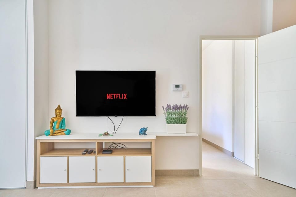 TV and multimedia, Living room, Decorative detail, Seating area, Family, internet