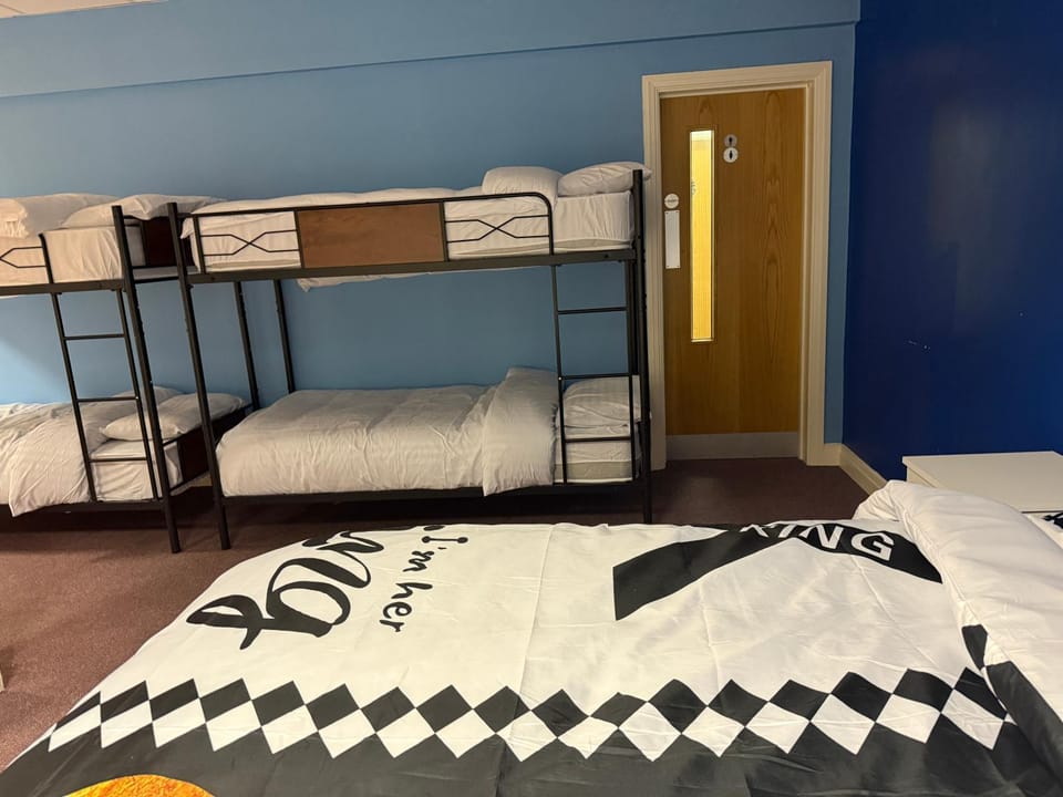 Bed, Bedroom, bunk bed, towels