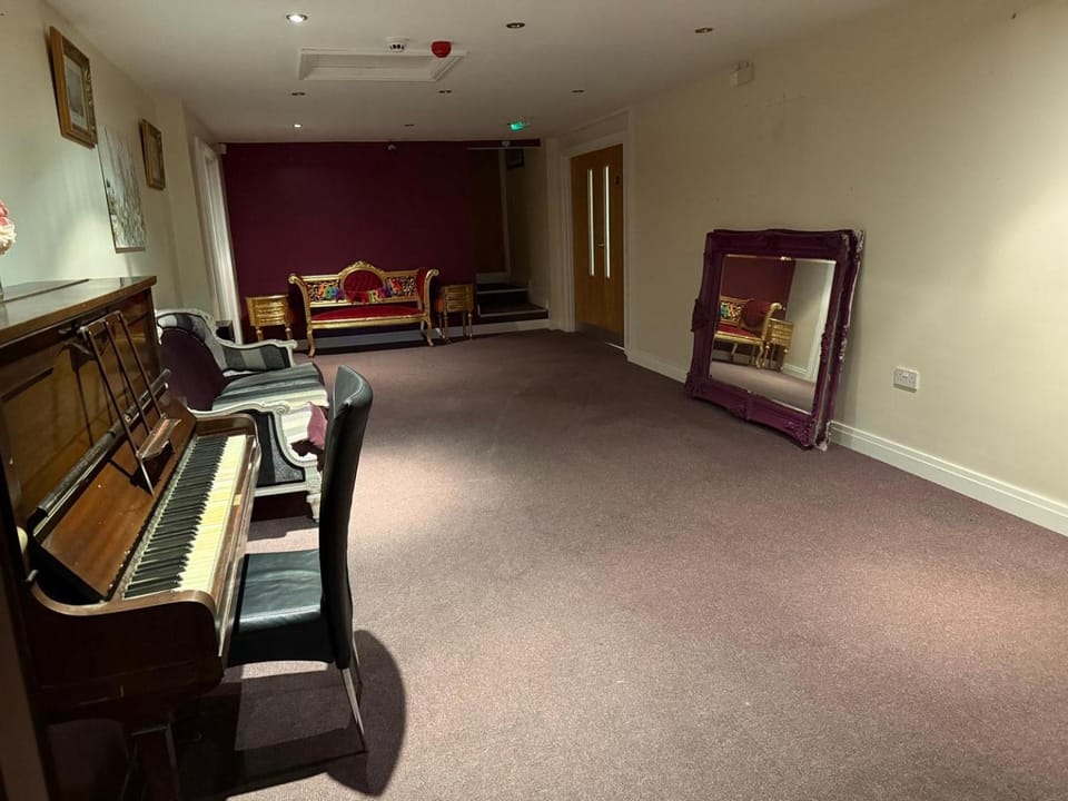 Property building, Communal lounge/ TV room, TV and multimedia, Seating area, Evening entertainment