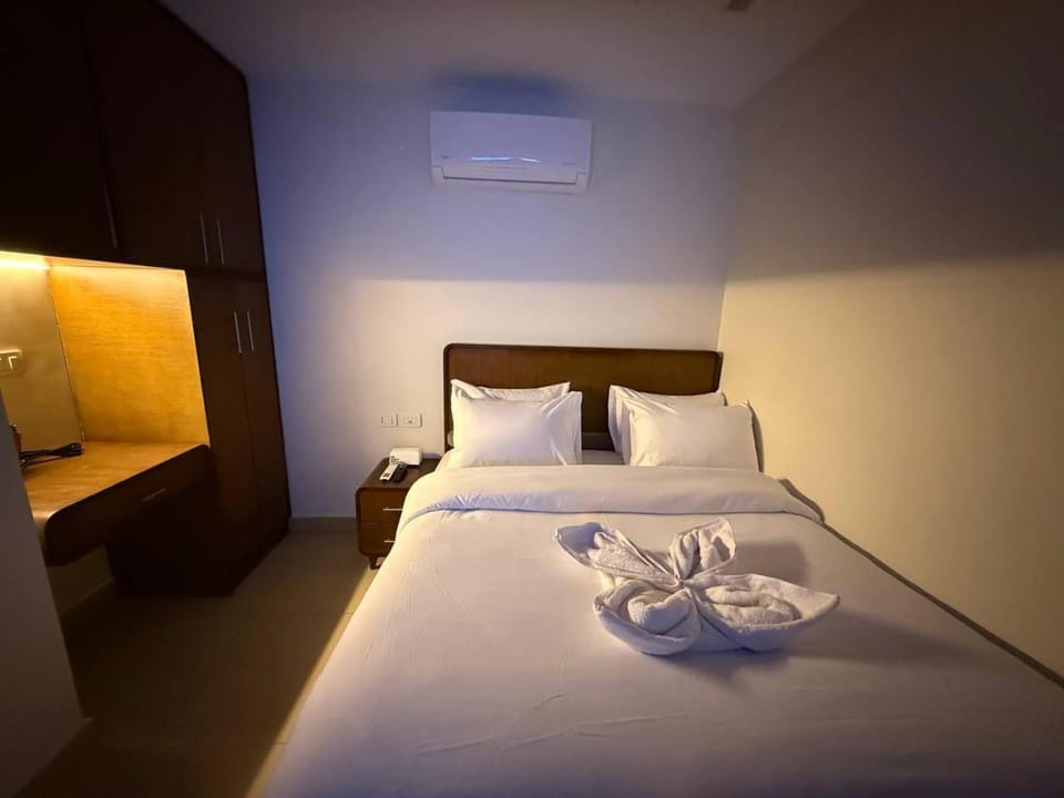 Bed, Photo of the whole room, Bedroom, towels