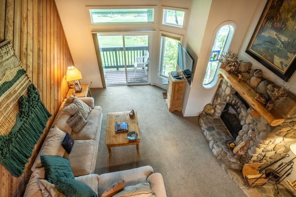 3 Bedrooms + Loft townhome in Snowcreek Phase 3, Private Pool Table Sleeps 6 Guests, Dog Friendly House in Mammoth Lakes