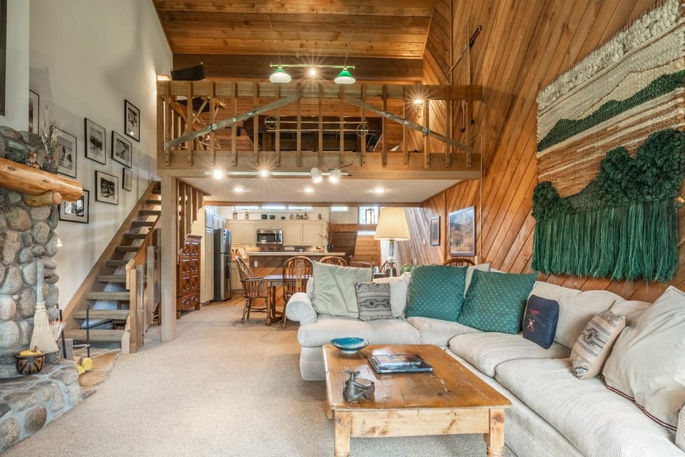 3 Bedrooms + Loft townhome in Snowcreek Phase 3, Private Pool Table Sleeps 6 Guests, Dog Friendly House in Mammoth Lakes