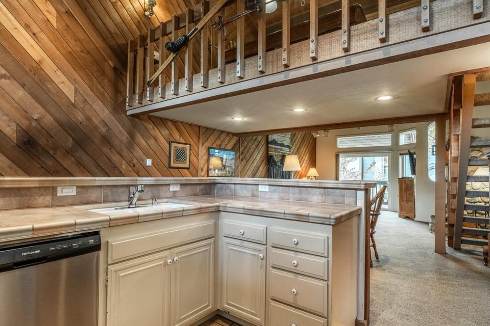 3 Bedrooms + Loft townhome in Snowcreek Phase 3, Private Pool Table Sleeps 6 Guests, Dog Friendly House in Mammoth Lakes