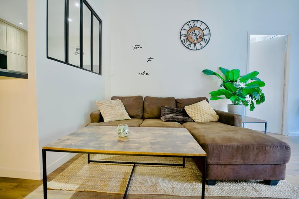 Modern & Hypercentre, Private Balcony Apartment in Saint-Étienne