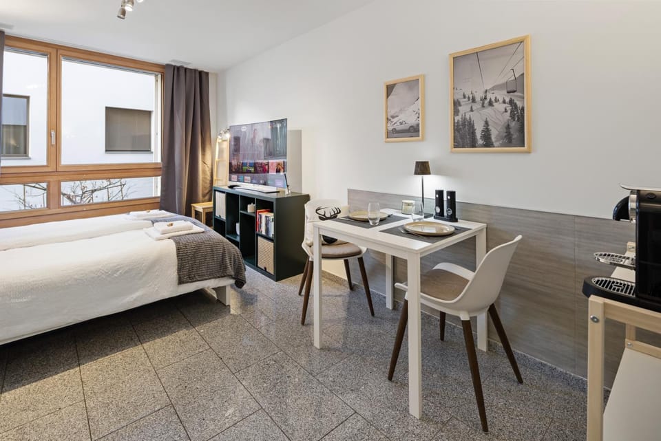 Bed, TV and multimedia, Photo of the whole room, Seating area, Dining area, Bedroom