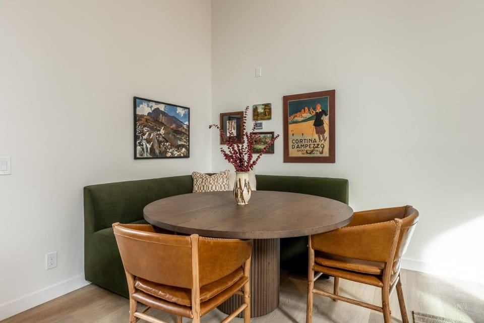 New Luxury Free Standing 4BR 4 and a halfBA Home Obsidian Reserve #146 Priv Hot Tub, 2-Car Garage Great Views House in Mammoth Lakes