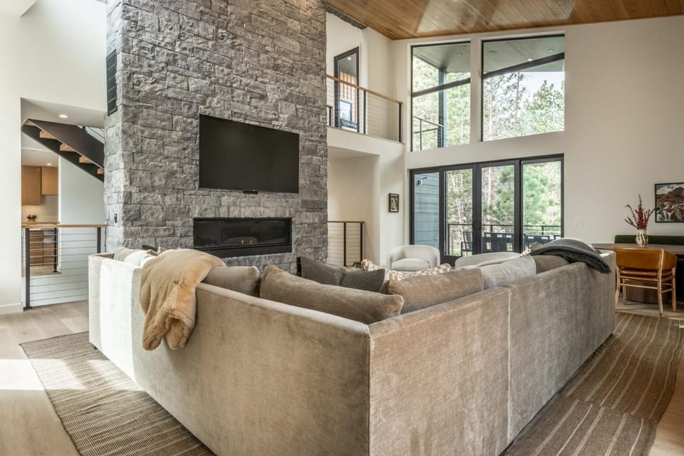 New Luxury Free Standing 4BR 4 and a halfBA Home Obsidian Reserve #146 Priv Hot Tub, 2-Car Garage Great Views House in Mammoth Lakes