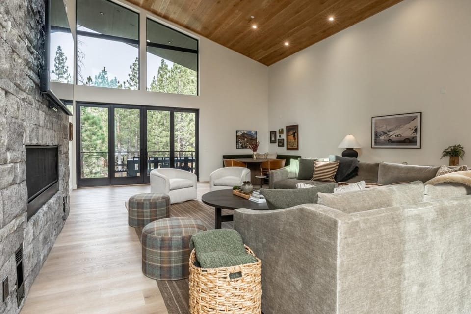 New Luxury Free Standing 4BR 4 and a halfBA Home Obsidian Reserve #146 Priv Hot Tub, 2-Car Garage Great Views House in Mammoth Lakes