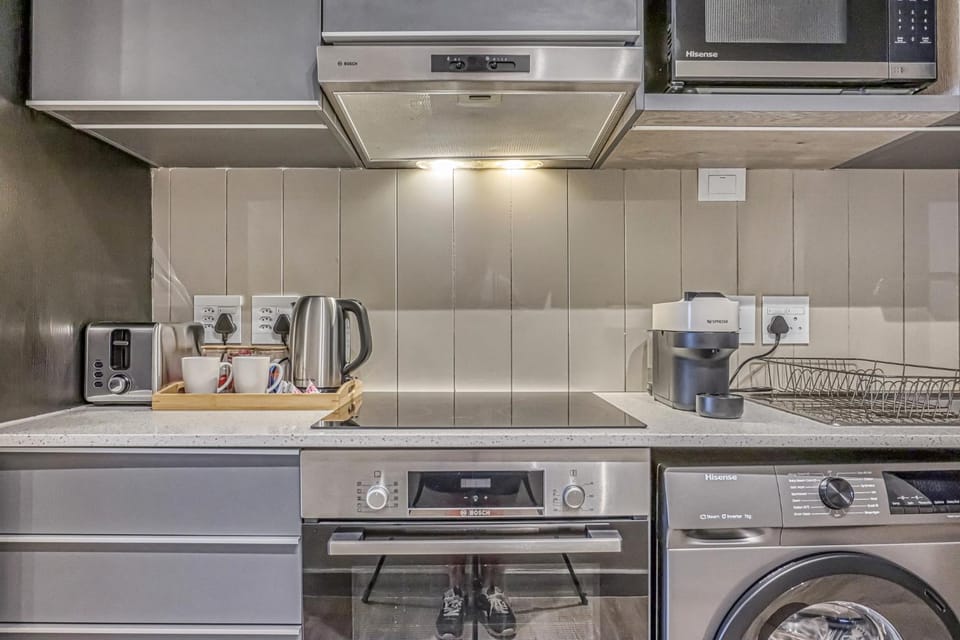 Coffee/tea facilities, Kitchen or kitchenette, oven, stove, toaster, washing machine