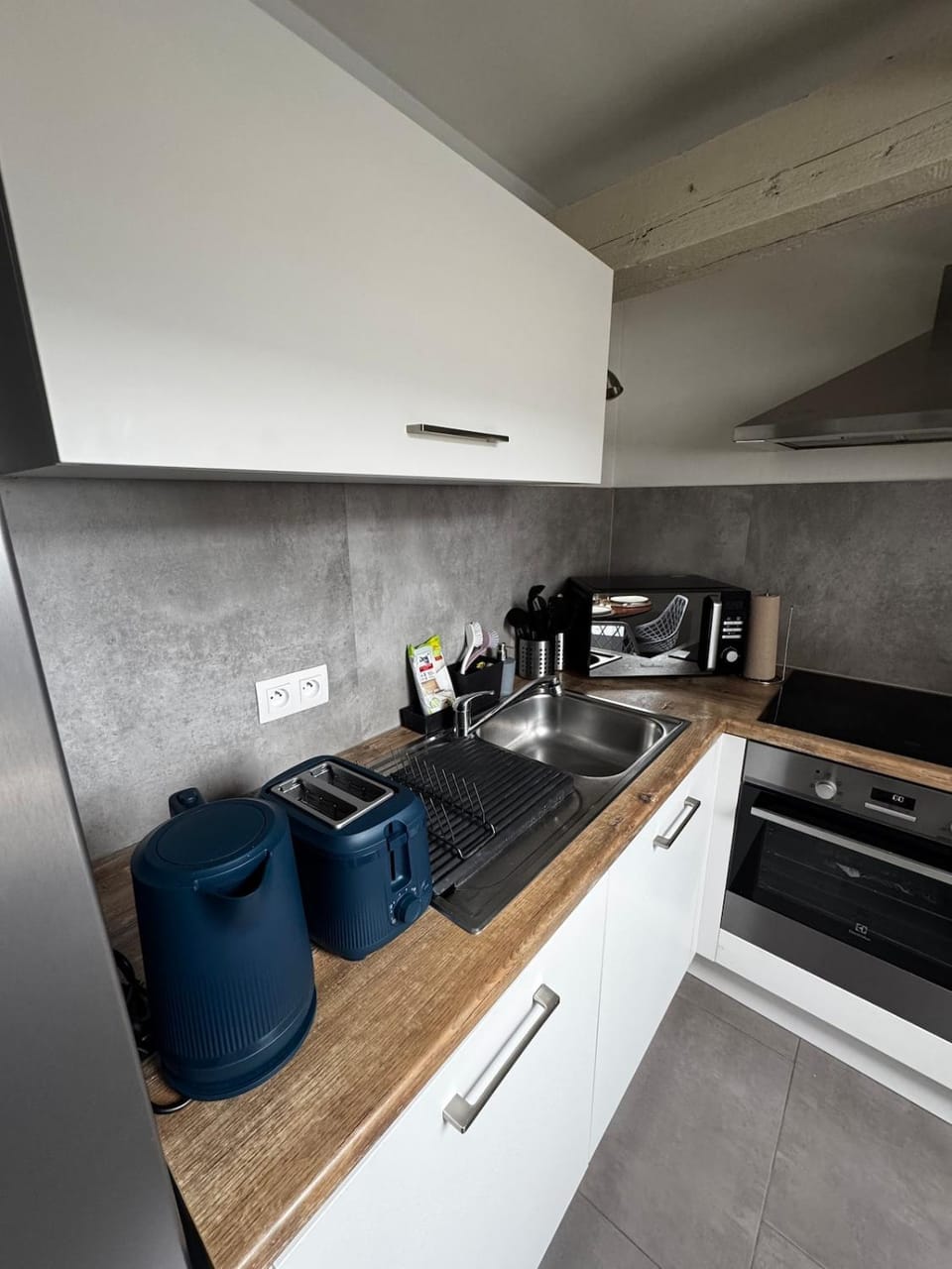 Coffee/tea facilities, Kitchen or kitchenette, stove, toaster