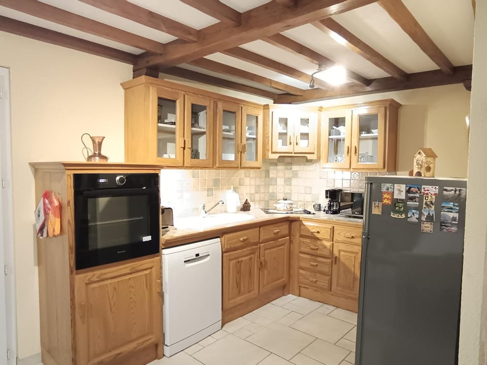 Coffee/tea facilities, dishwasher, oven, stove, kitchen