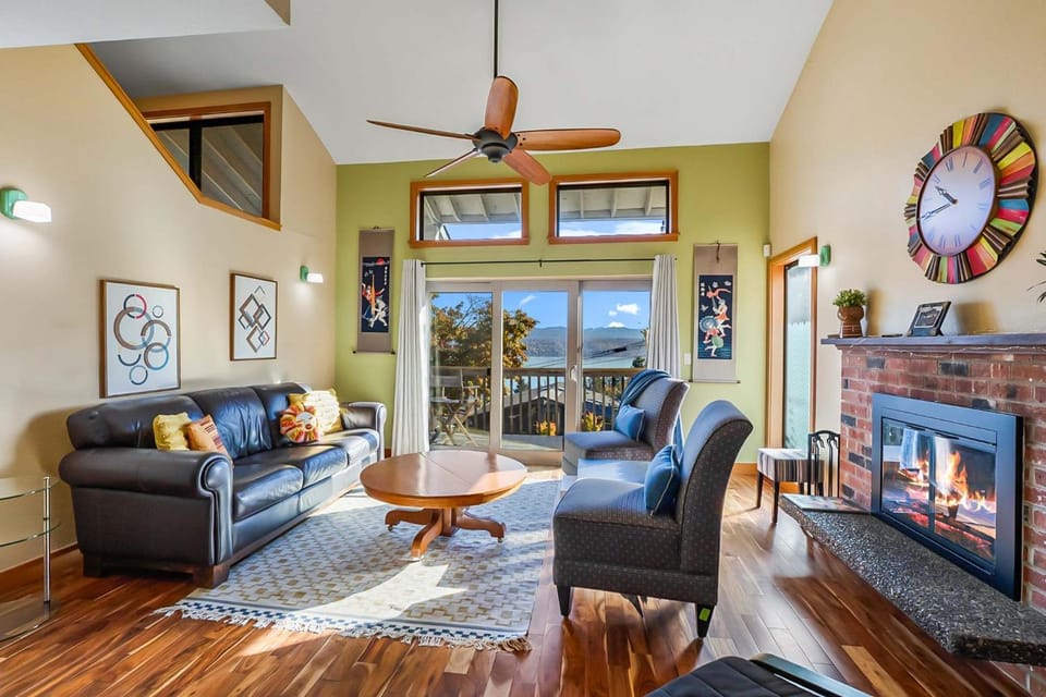 Living room, Seating area, fireplace