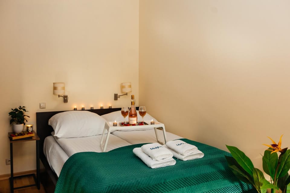 Bed, Photo of the whole room, Bedroom, towels