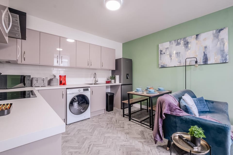 8 Bedroom, 8 En suite, 12 beds, Fast Wifi, Contractors, Parking Apartment in North Shields