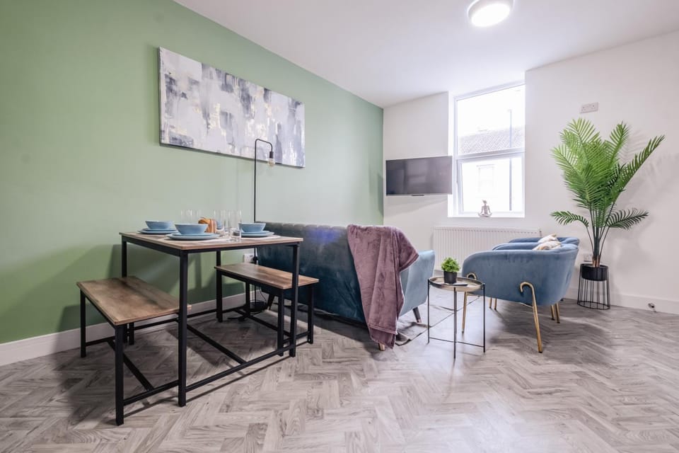 8 Bedroom, 8 En suite, 12 beds, Fast Wifi, Contractors, Parking Apartment in North Shields