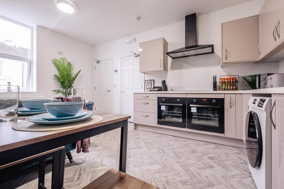 8 Bedroom, 8 En suite, 12 beds, Fast Wifi, Contractors, Parking Apartment in North Shields