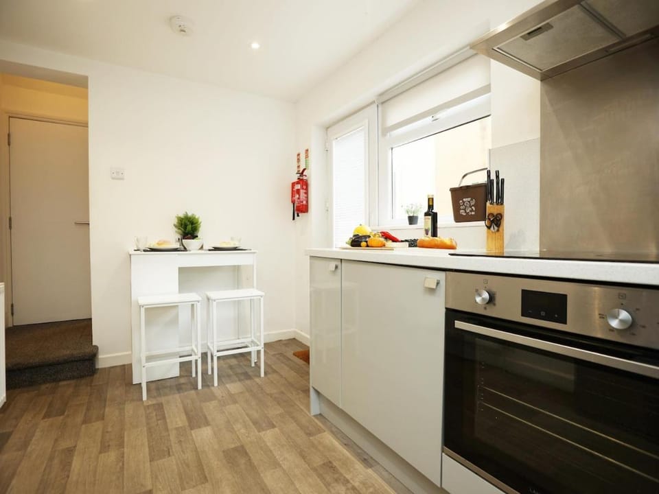Modern 4 Bedroom House Sleeps 8, 13 Minutes from City Centre, Free Parking And Wi-Fi, Weekly And Monthly Stays, Great Rates Available At Peachy Stays House in Bristol