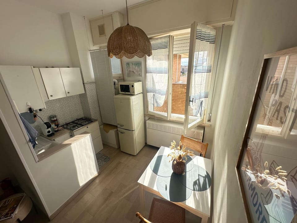 Kitchen or kitchenette, Dining area, stove