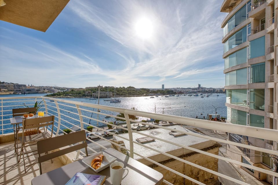 Natural landscape, View (from property/room), Balcony/Terrace, Living room, Seating area, Dining area, City view, River view, Sea view