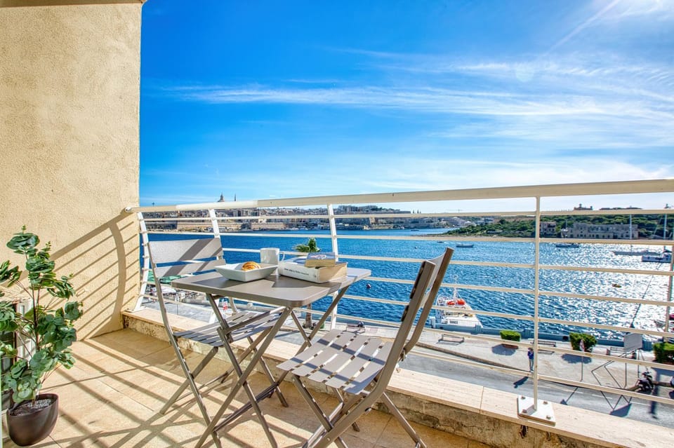 Day, Natural landscape, View (from property/room), Balcony/Terrace, Dining area, Sea view