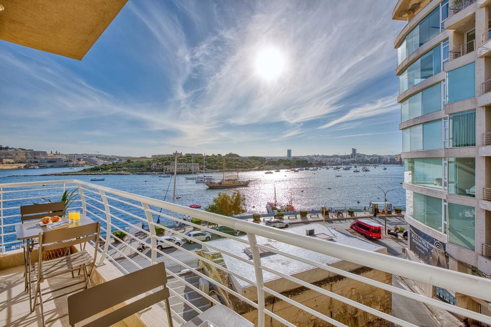 Property building, Day, Natural landscape, Activities, View (from property/room), Balcony/Terrace, City view, Sea view