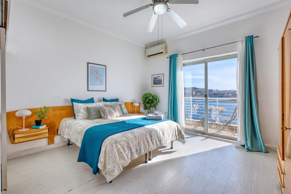 Bed, Photo of the whole room, Bedroom, air conditioner