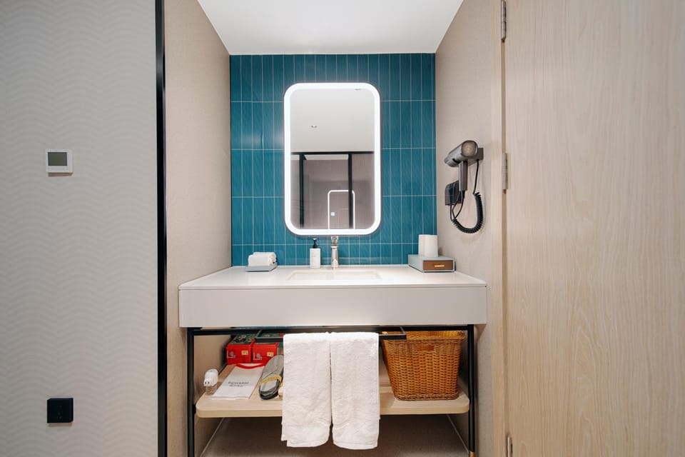Shower, Bed, Bathroom, Photo of the whole room, towels