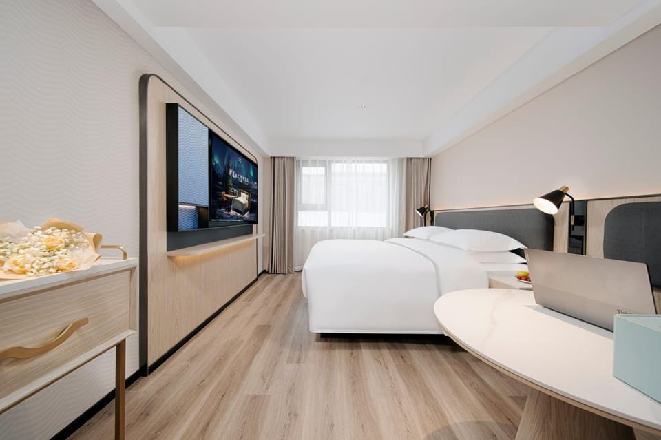 Bed, TV and multimedia, Photo of the whole room, Bedroom