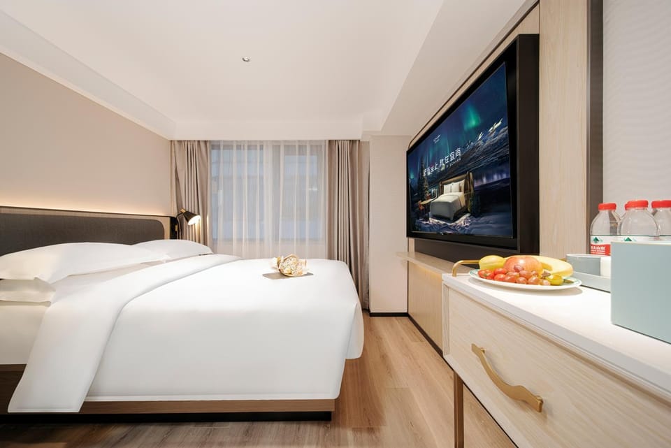 Bed, TV and multimedia, Photo of the whole room, Bedroom