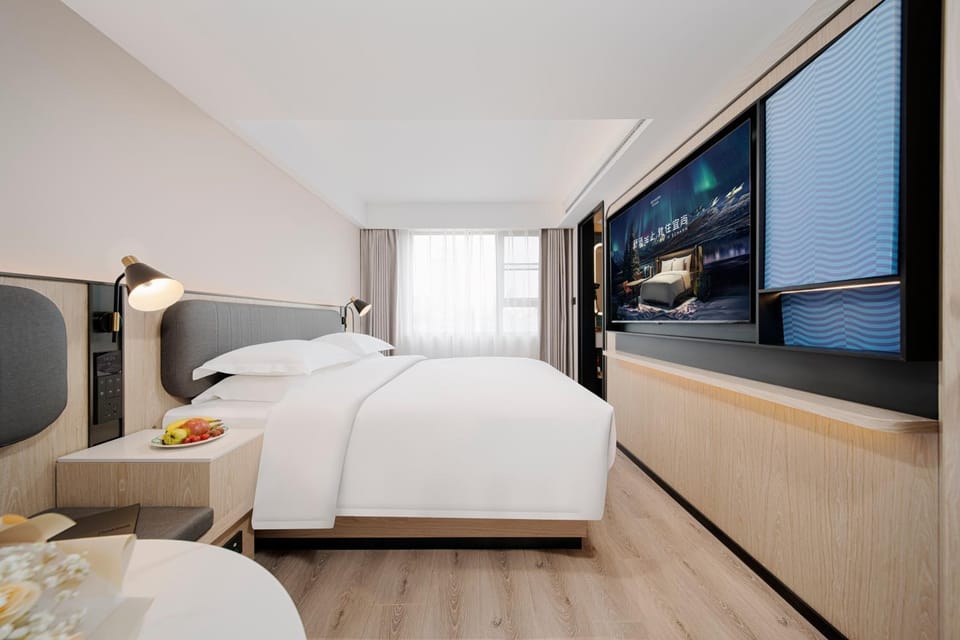 Bed, TV and multimedia, Photo of the whole room, Bedroom