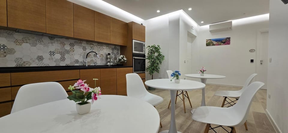 Communal lounge/ TV room, Kitchen or kitchenette, Seating area, Dining area