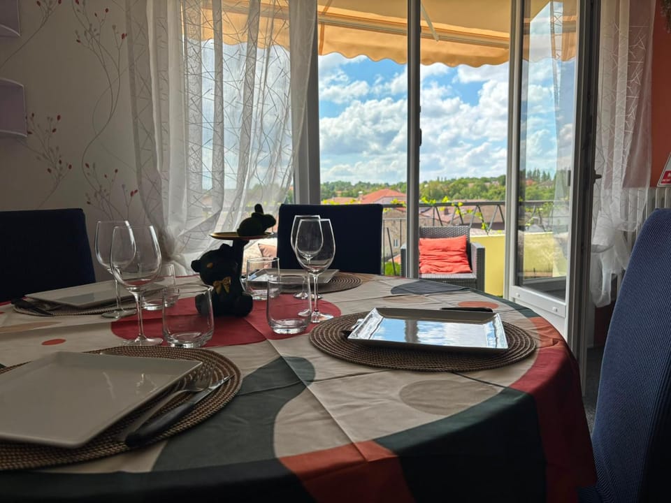 Seating area, Dining area