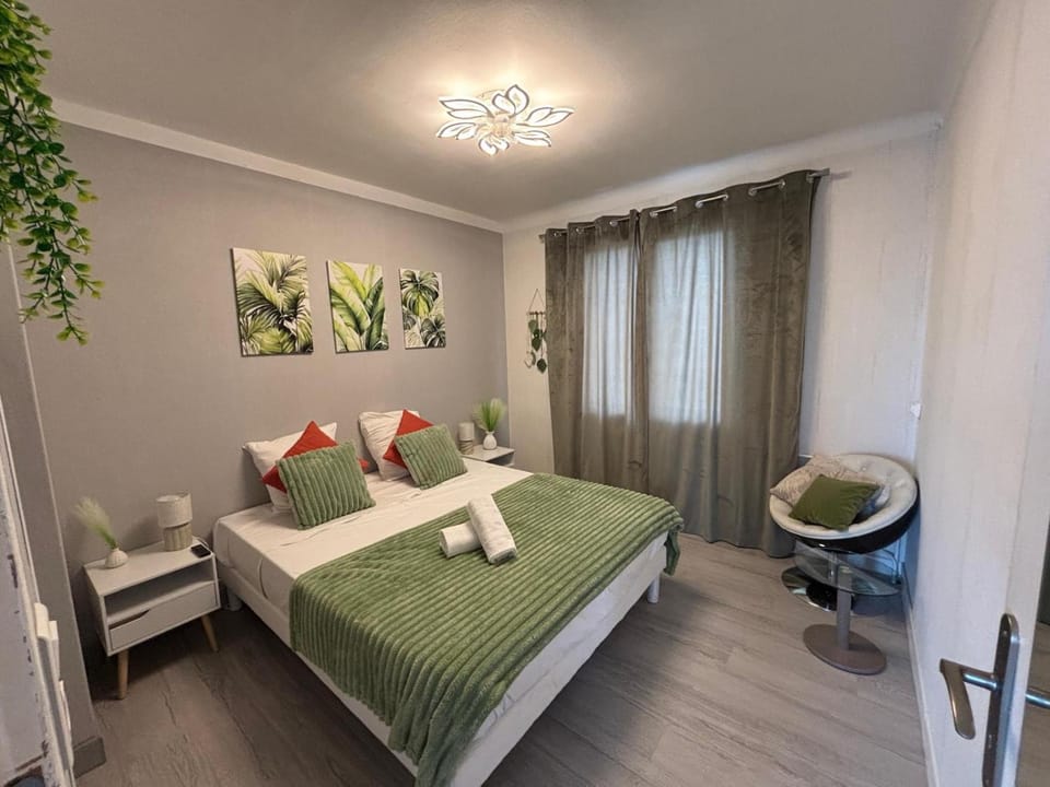 Bed, Photo of the whole room, Bedroom