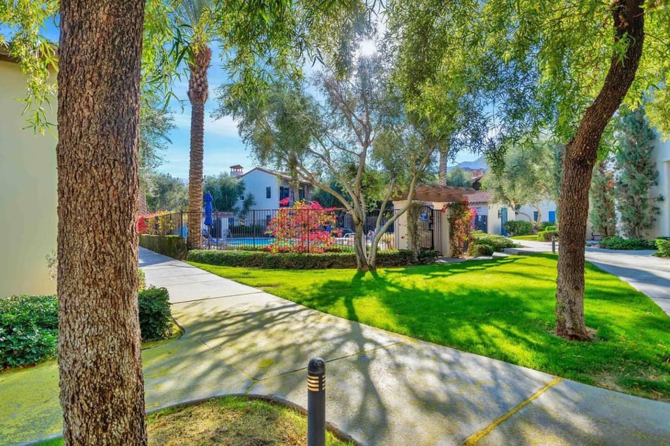 Fabulous King 2BR-2BA-Garage Legacy Villa near Pool House in Indian Wells