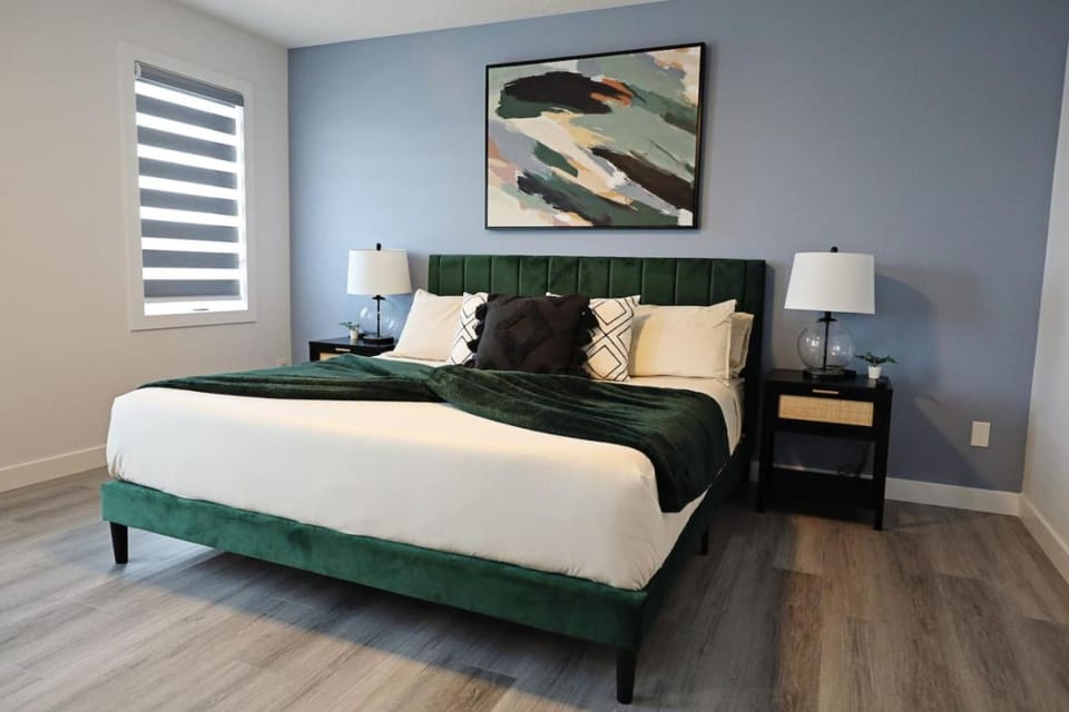 Chappelle wAC King Beds Fenced Yard Garage House in Edmonton