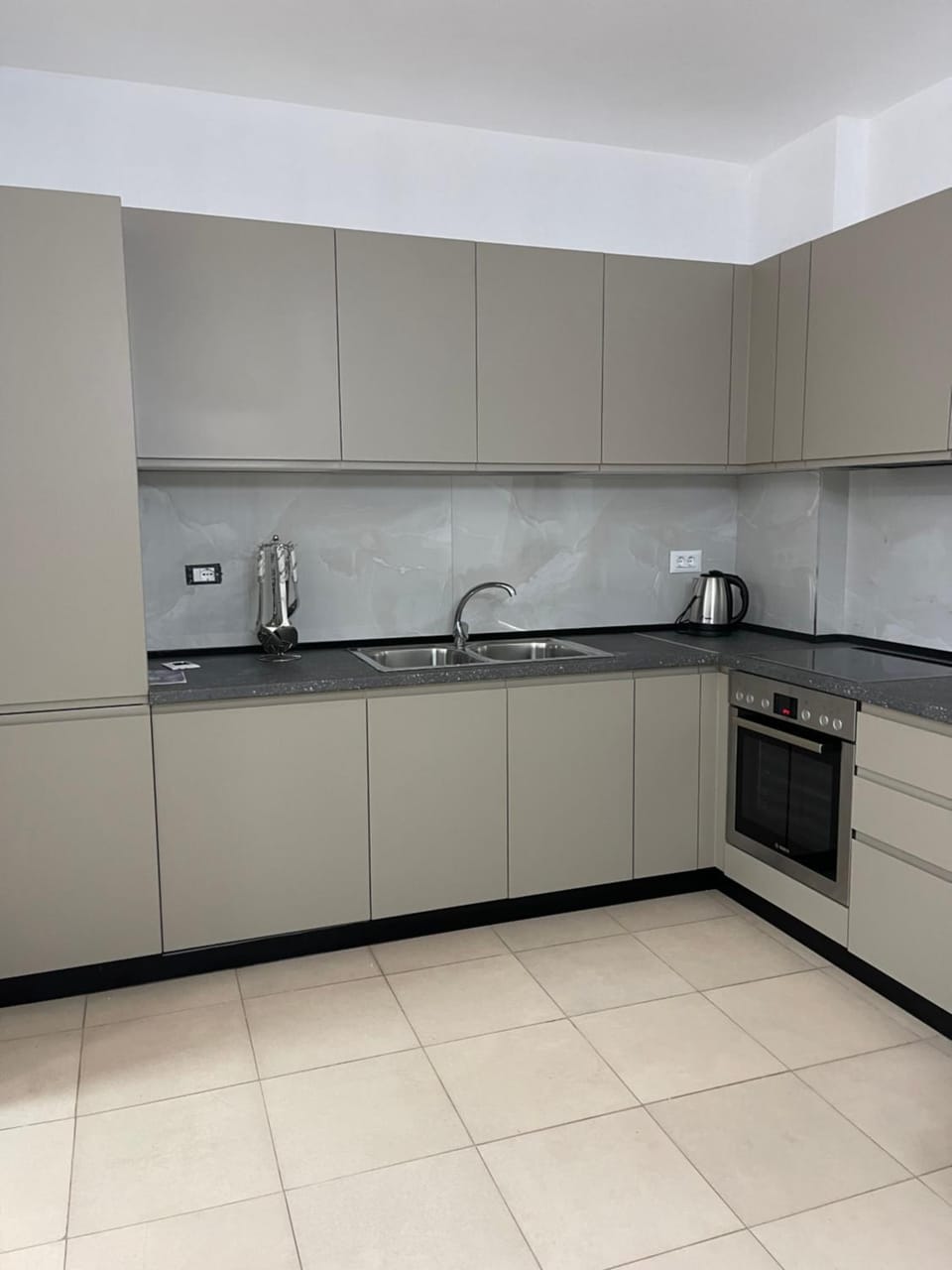 Coffee/tea facilities, Kitchen or kitchenette, dishwasher, stove, toaster