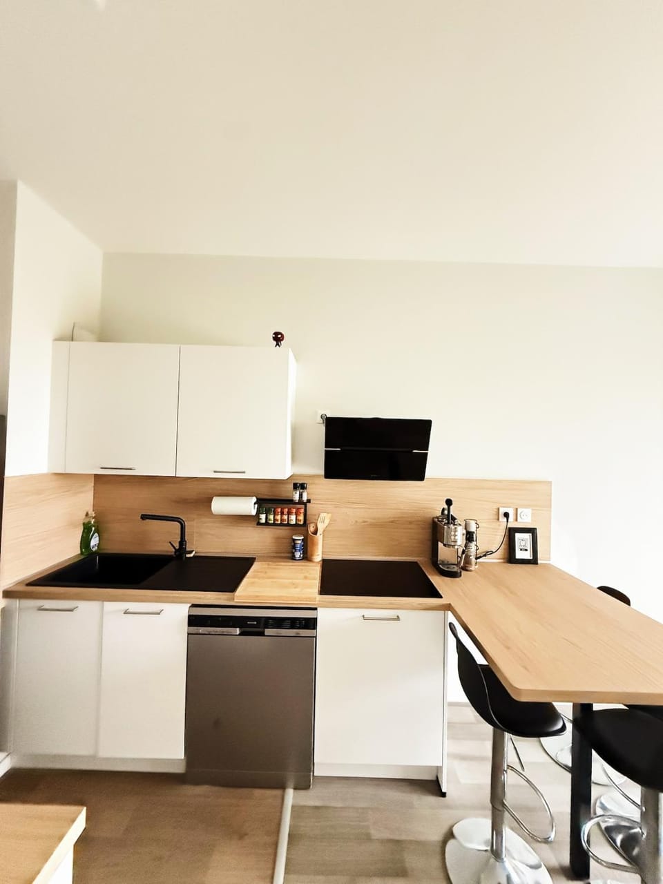 TV and multimedia, Coffee/tea facilities, Kitchen or kitchenette, Dining area, stove, toaster