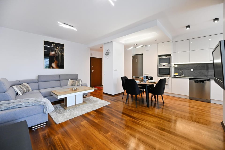 TV and multimedia, Kitchen or kitchenette, Living room, Seating area