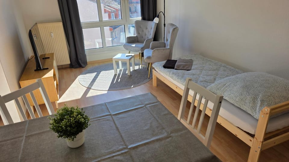 Bed, TV and multimedia, Living room, Photo of the whole room, Seating area, Dining area, Bedroom