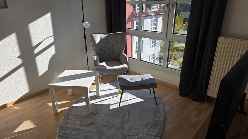 Living room, Seating area, Bedroom, internet