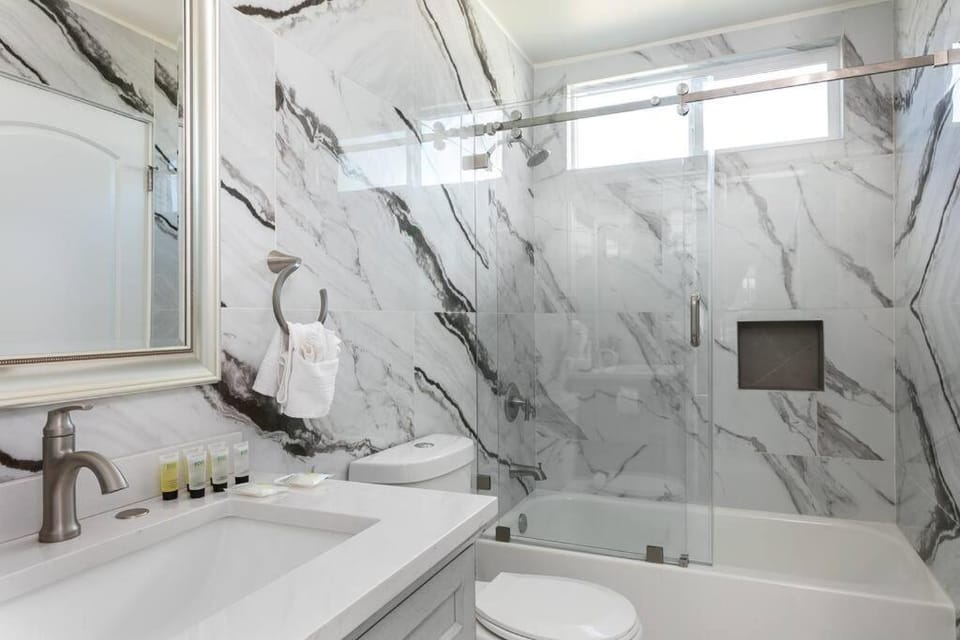 Central 3BR Apt Near Americana Apartment in Eagle Rock