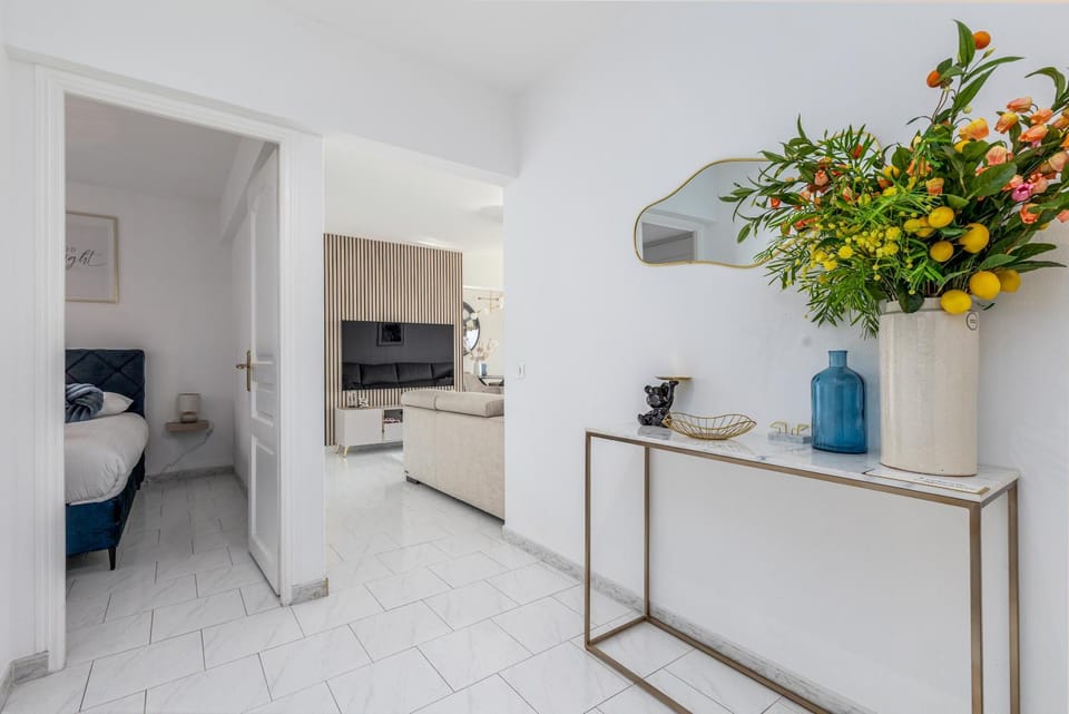 Bed, TV and multimedia, Bedroom