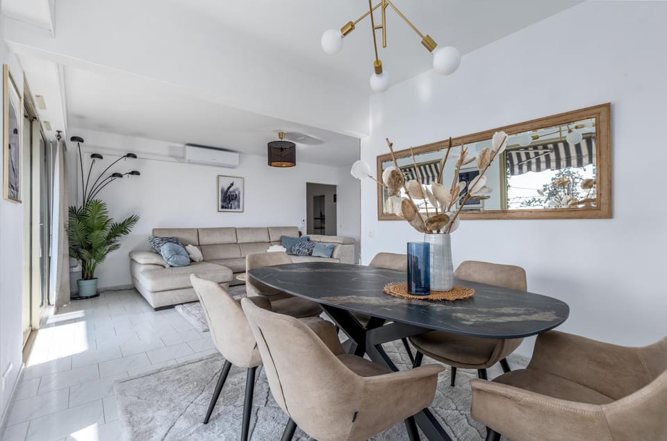 Living room, Seating area, Dining area, air conditioner