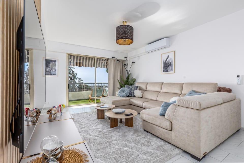 TV and multimedia, Living room, Seating area, air conditioner