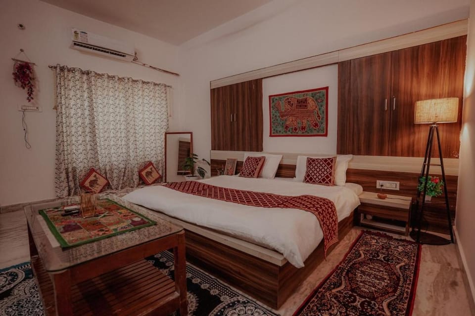Bed, Photo of the whole room, Seating area, Bedroom, air conditioner