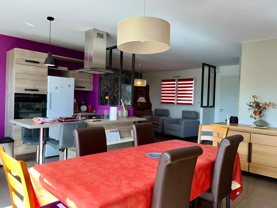 Kitchen or kitchenette, Kitchen or kitchenette, Living room, Seating area, Dining area, oven, stove