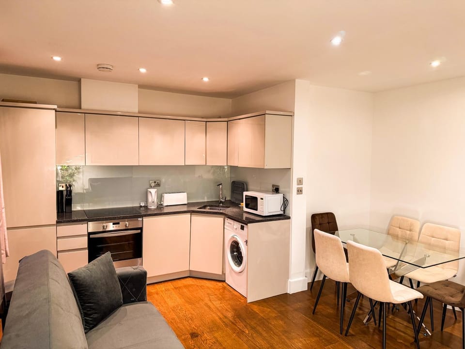 Kitchen or kitchenette, Living room, Seating area, Dining area, oven, washing machine