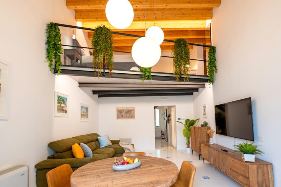 TV and multimedia, Living room, Seating area, Dining area, Evening entertainment