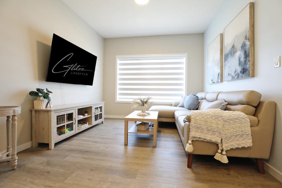TV and multimedia, Living room, Seating area, Evening entertainment